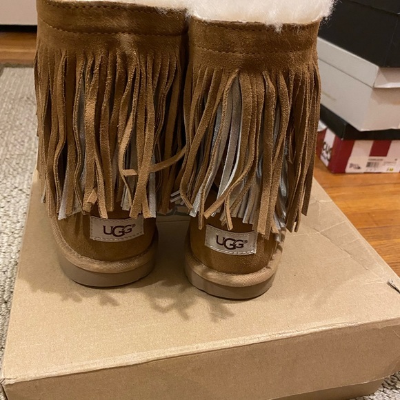 Ugg fringe boots. Size 6 youth or womans 7-7.5 which I wear. - Picture 5 of 8